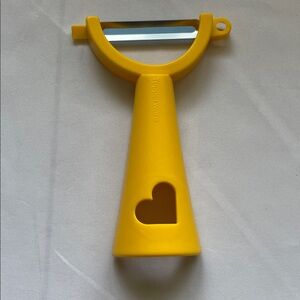 New Tupperware Universal Vegetable Potato Peeler yellow heart